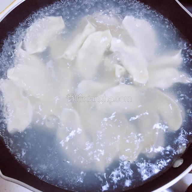 锅中烧开水，下入饺子，一个方向翻转饺子，让饺子不要粘底。
