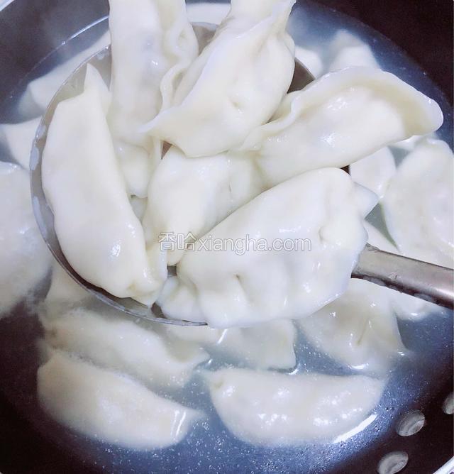 饺子煮5分钟，即可捞出。