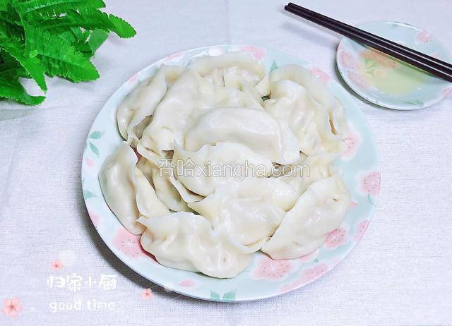 一盘美味的东北酸菜猪肉饺子就上桌了！