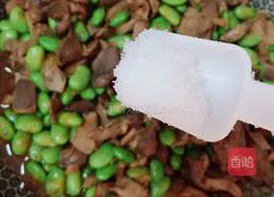 Illustration of how to make stir-fried chicken with edamame 6