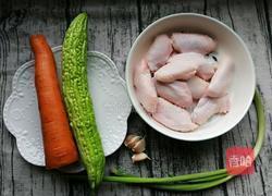 胡萝卜苦瓜酿鸡翅的做法图解1