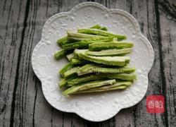 胡萝卜苦瓜酿鸡翅的做法图解3