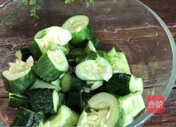 拍黄瓜的做法图解1