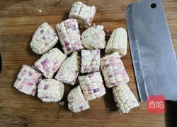 玉米排骨汤的做法图解1