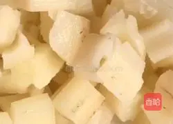 Illustration of how to make cold lotus root diced 2