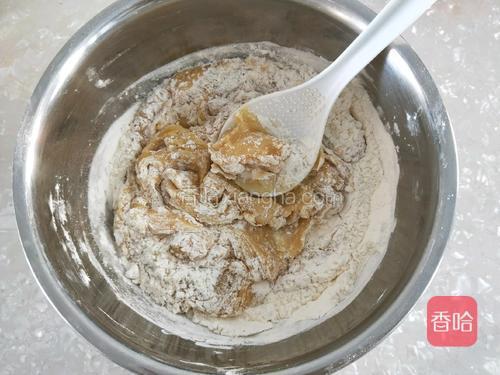 先用铲子搅拌，把糖浆和面粉搅拌至无干粉状态。
