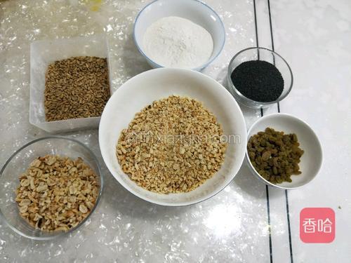 准备好熟果仁：花生要小碎和大碎的，葡萄干洗净，芝麻和瓜子仁以及熟糯米粉备好。