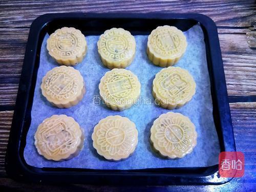把所有饼坯包好后用模具做出生月饼坯。