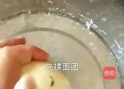 Illustration of how to make cold scissor noodles 1
