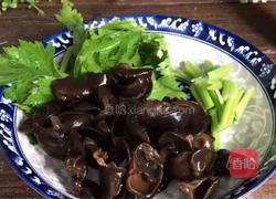 木耳芹菜烧豆腐的做法图解2