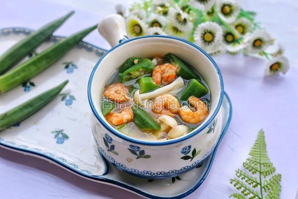 健康营养的秋葵虾仁菌菇汤