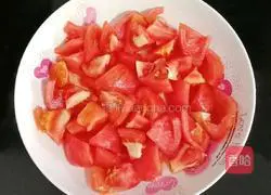 Illustration of how to stew tomatoes, white jade mushrooms and tofu 2