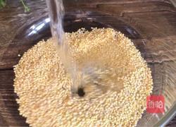 皮蛋蔬菜小米粥的做法图解1