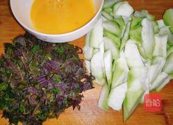 紫苏丝瓜炒鸡蛋的做法图解2