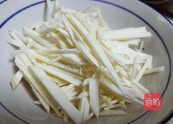 青椒茭白炒肉丝的做法图解1