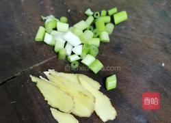 猪肉白菜炖粉条的做法图解3