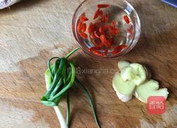 奶白鲫鱼汤的做法图解3