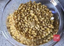 黄豆莲藕排骨汤的做法图解1