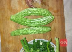 苦瓜炒肉片的做法图解1
