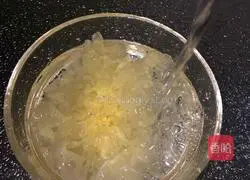 Illustration of how to make Tremella and Snow Pear and Lotus Seed Soup 1