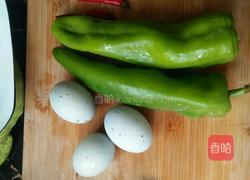 皮蛋炒辣椒的做法图解1