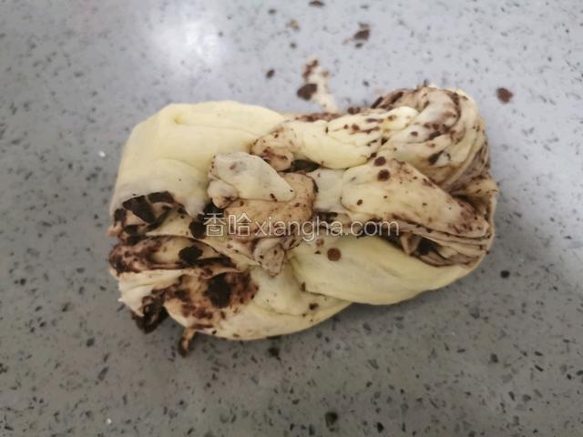 反过来两头捏紧。