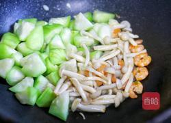 丝瓜虾仁菌菇汤的做法图解9