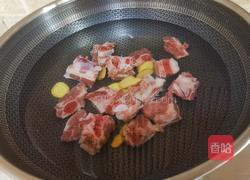 莲藕花生排骨汤的做法图解2