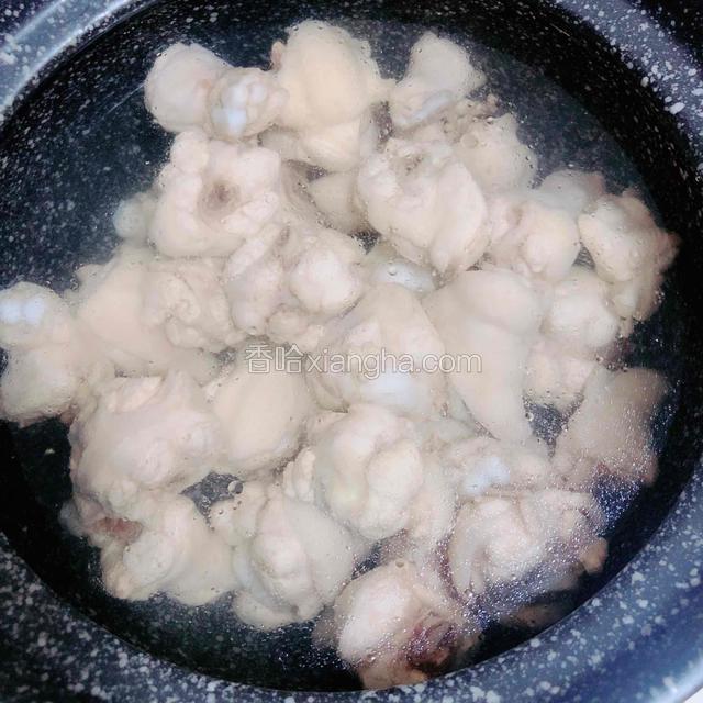 加入2000ml水，盖上盖子，开大火儿将水烧开。