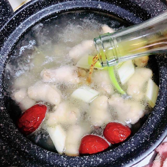 放入料酒、蚝油、生抽、盐。