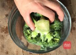 西兰花炒鸡蛋的做法图解3