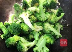 西兰花炒鸡蛋的做法图解10