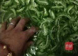 凉拌苦瓜的做法图解2