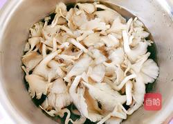 平菇鸡蛋汤的做法图解2