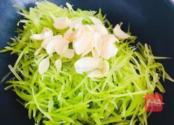 秋日润肺就靠它，莴苣炒百合，清爽简单易上手的做法图解5