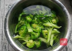 西兰花拌黑木耳的做法图解9