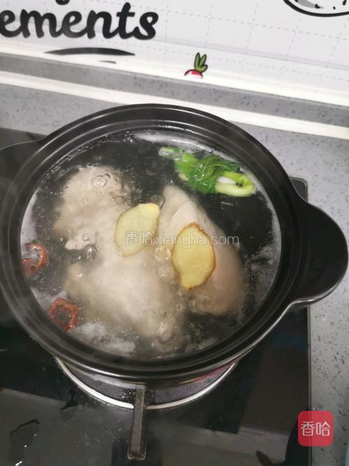 放入小葱，姜片，干山楂片。