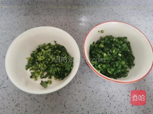 小葱香菜切碎备用。