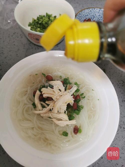 再放上鸡丝，淋入少许香油，搅拌均匀即可食用。