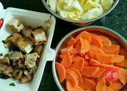 胡萝卜白菜炒卤料的做法图解1
