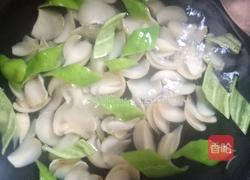 清炒百合玉粒子的做法图解2