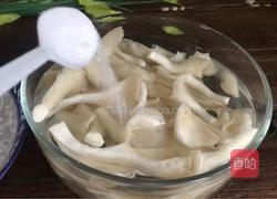 平菇鸡蛋汤的做法图解1