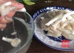 平菇鸡蛋汤的做法图解2