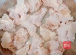 翅根炖土豆胡萝卜的做法图解1