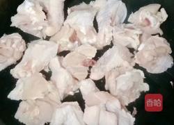 翅根炖土豆胡萝卜的做法图解2