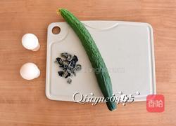 鸡蛋黄瓜炒木耳 的做法图解1