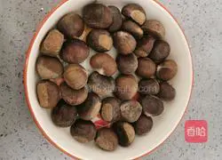 Illustration of how to make chestnut roasted chicken nuggets 1