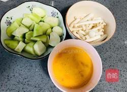 金黄鲜美的丝瓜鸡蛋菌菇汤，简单又低脂，全家都喜欢的做法图解1