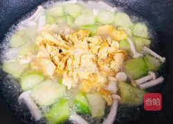 Golden and delicious loofah, egg and mushroom soup, simple and low-fat, the whole family will love it.Illustration 9