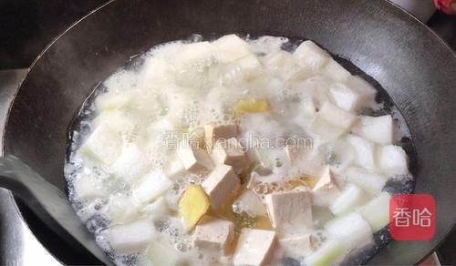 加入冬瓜、豆腐和姜片，煮沸后继续煮15分钟左右